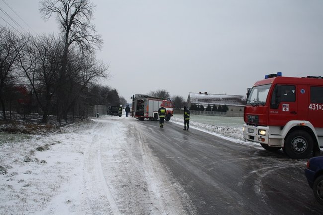Samochód spłonął na drodze - zdjęcia