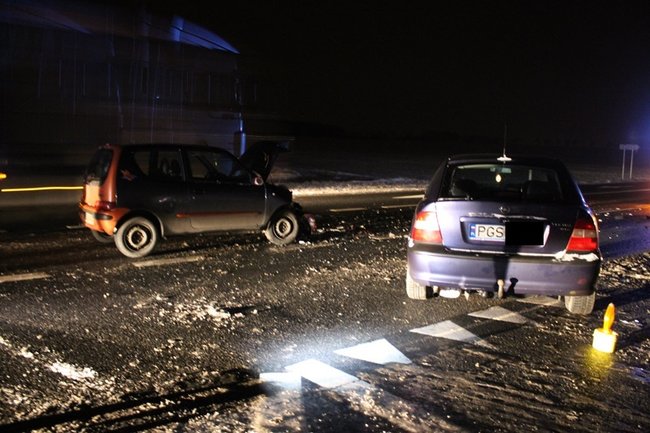 Nie wyhamował na skrzyżowaniu - zdjęcia