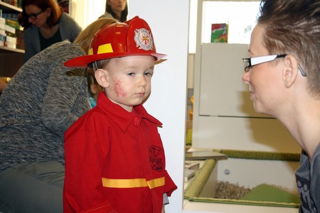 Przebierańcy w bibliotece - zdjęcia