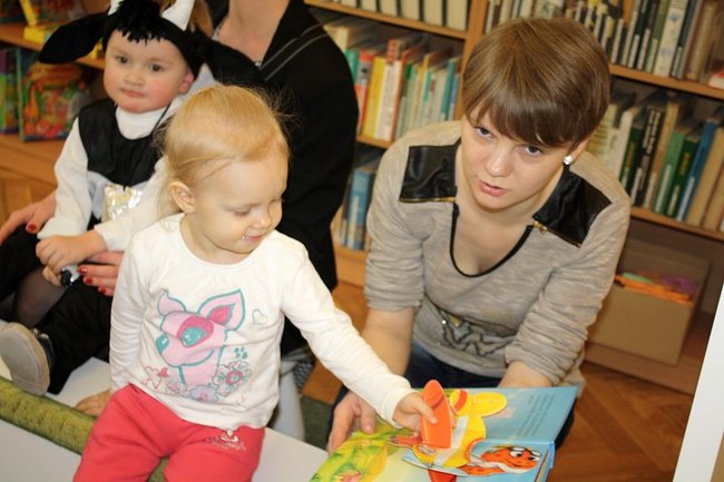Przebierańcy w bibliotece - zdjęcia