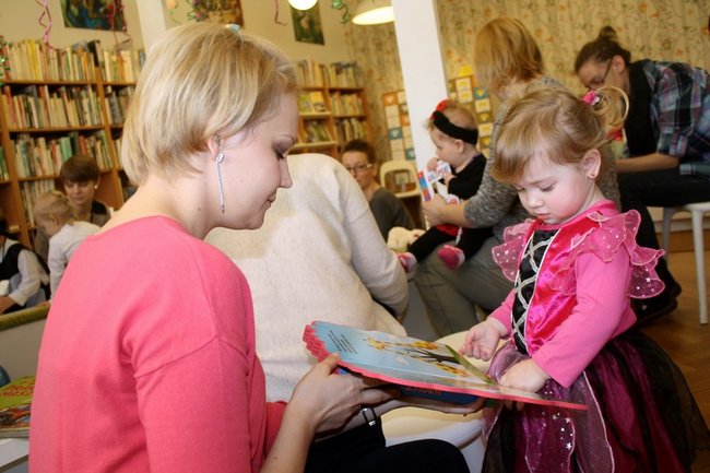 Przebierańcy w bibliotece - zdjęcia