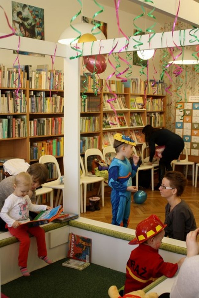 Przebierańcy w bibliotece - zdjęcia