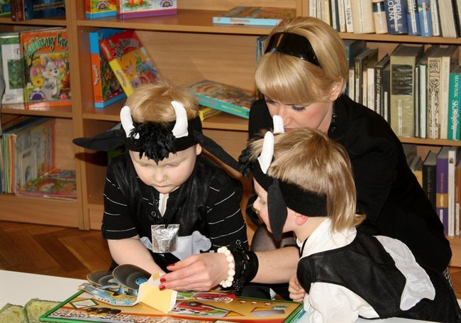 Przebierańcy w bibliotece - zdjęcia