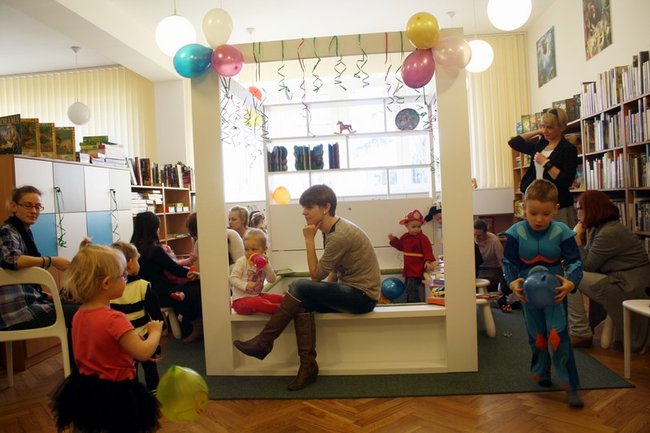 Przebierańcy w bibliotece - zdjęcia