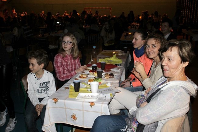 Rodzinna biesiada w szkole - zdjęcia