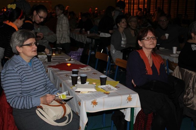 Rodzinna biesiada w szkole - zdjęcia