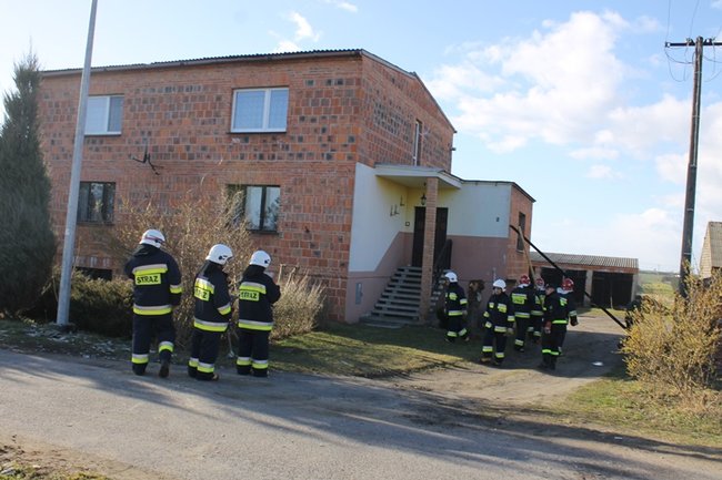 Pozrywane dachy, powalone drzewa - zdjęcia