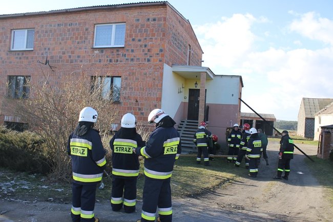 Pozrywane dachy, powalone drzewa - zdjęcia