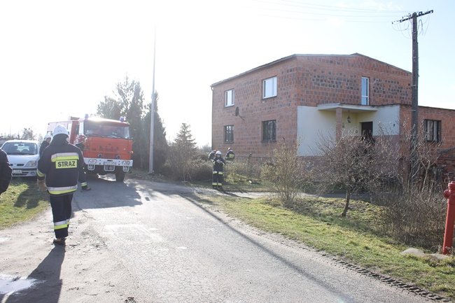 Pozrywane dachy, powalone drzewa - zdjęcia