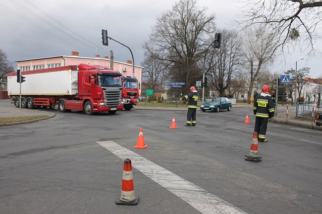 Pozrywane dachy, powalone drzewa - zdjęcia