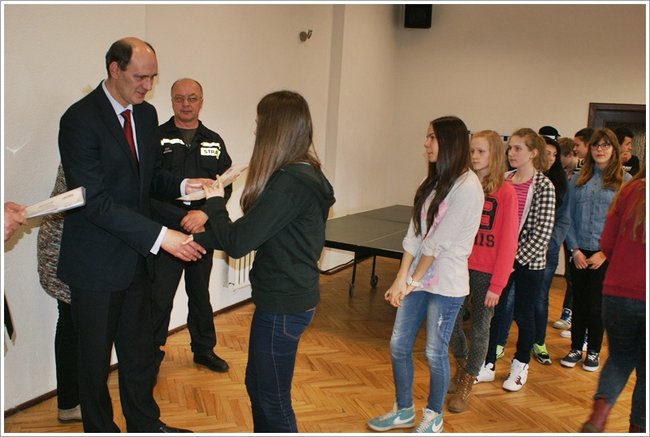 Zapobiegliwi uczniowie - zdjęcia