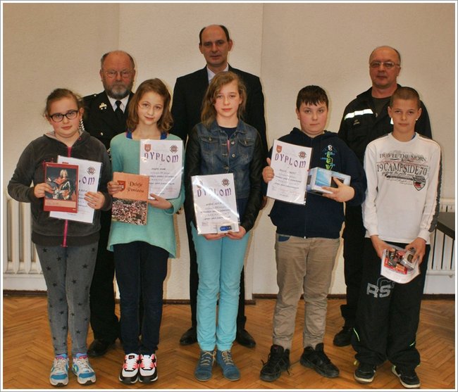 Zapobiegliwi uczniowie - zdjęcia