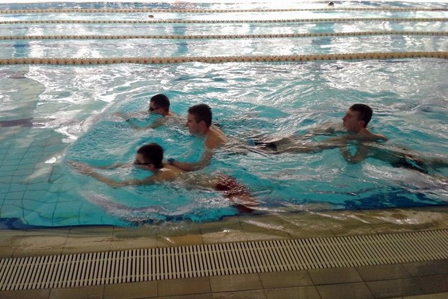 Cenna lekcja na basenie - zdjęcia