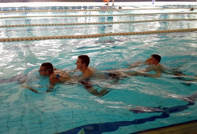 Cenna lekcja na basenie - zdjęcia