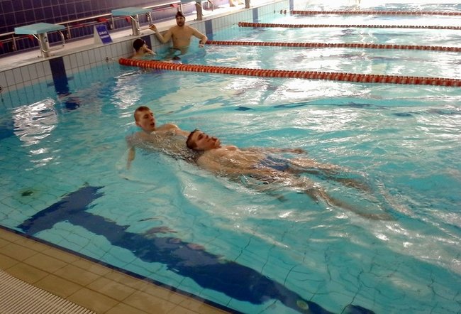 Cenna lekcja na basenie - zdjęcia