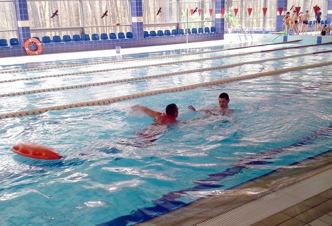 Cenna lekcja na basenie - zdjęcia