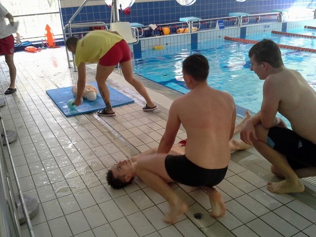 Cenna lekcja na basenie - zdjęcia