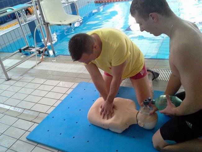 Cenna lekcja na basenie - zdjęcia