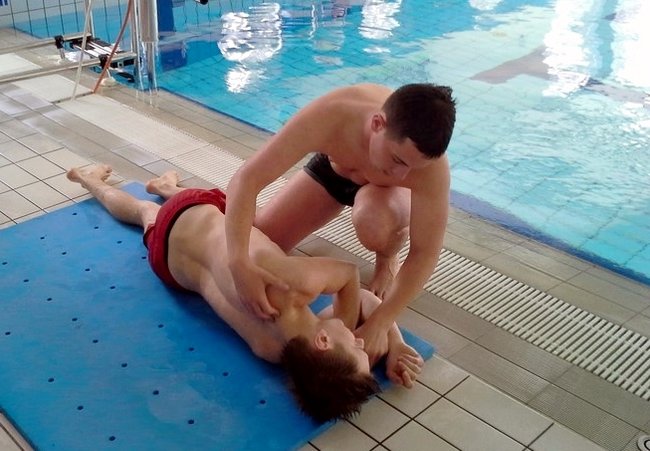 Cenna lekcja na basenie - zdjęcia