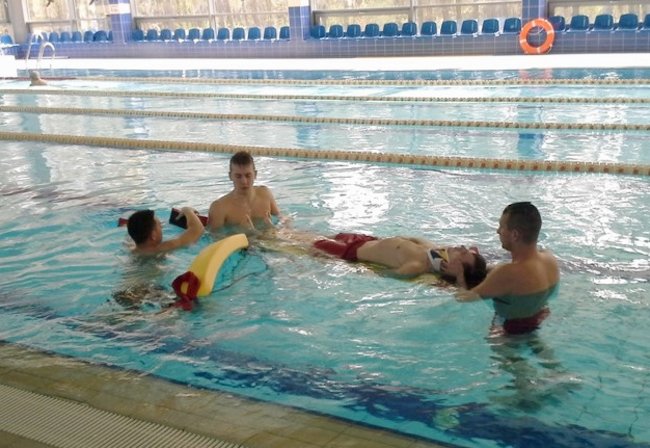 Cenna lekcja na basenie - zdjęcia
