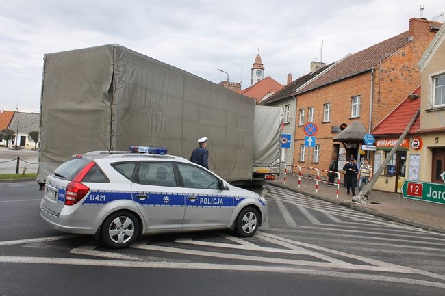 Przewróciła się na budynek - zdjęcia