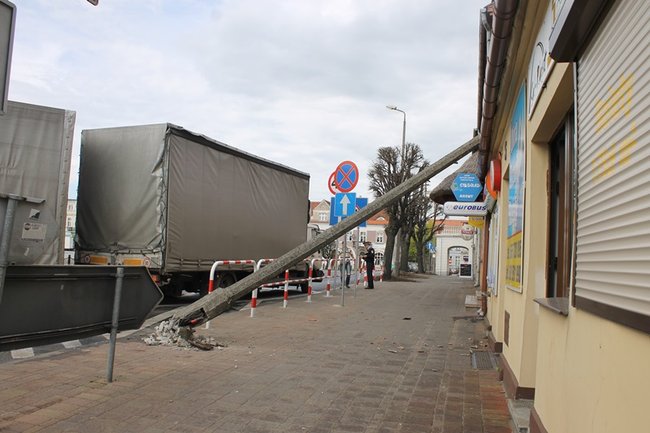 Przewróciła się na budynek - zdjęcia