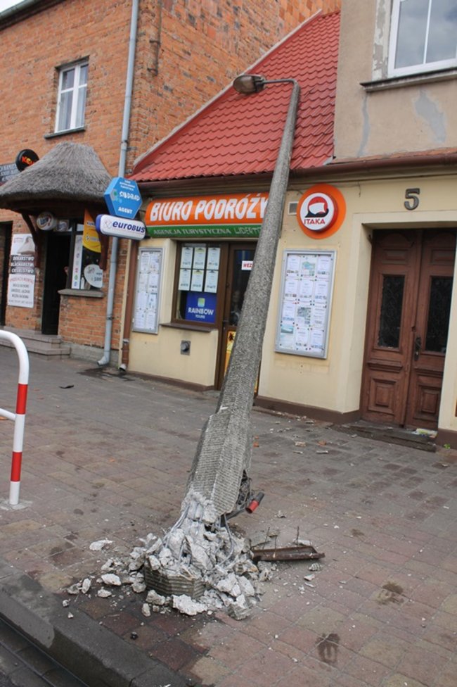 Przewróciła się na budynek - zdjęcia