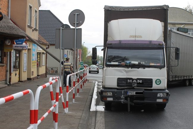 Przewróciła się na budynek - zdjęcia