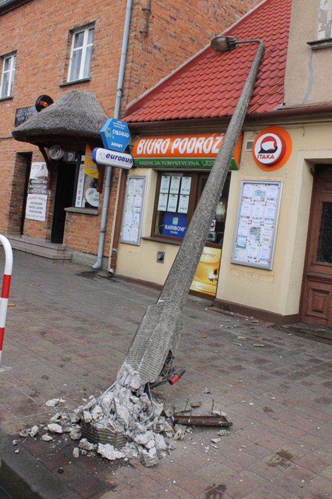 Przewróciła się na budynek - zdjęcia