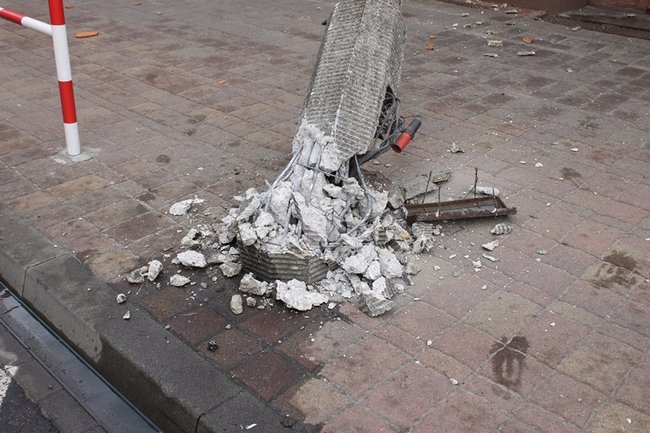 Przewróciła się na budynek - zdjęcia