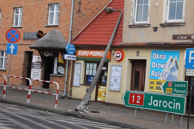 Przewróciła się na budynek - zdjęcia