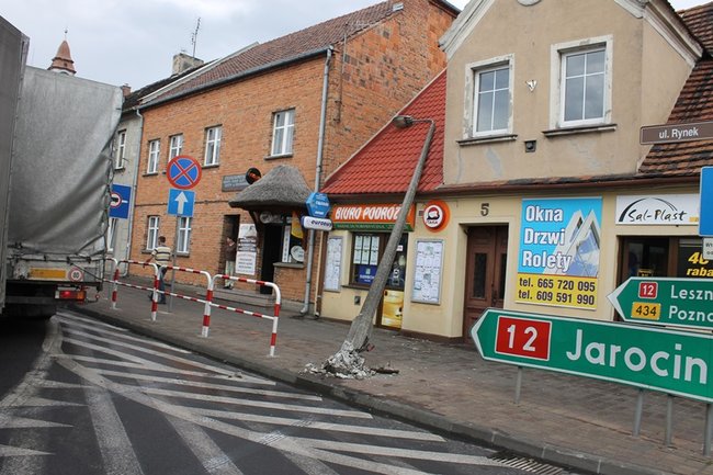 Przewróciła się na budynek - zdjęcia