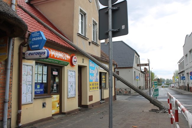 Przewróciła się na budynek - zdjęcia