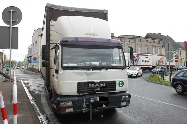 Przewróciła się na budynek - zdjęcia