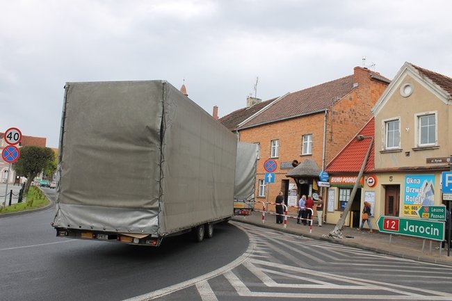 Przewróciła się na budynek - zdjęcia