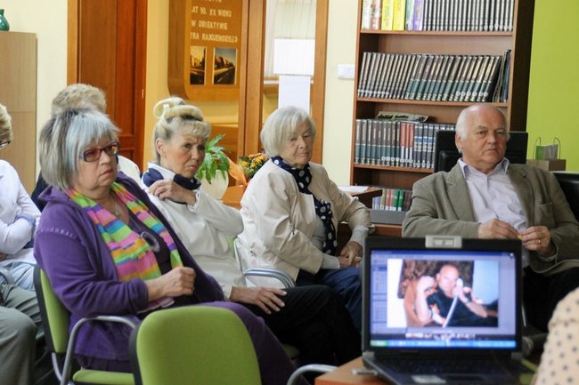 Przyciąga ciekawych ludzi - zdjęcia