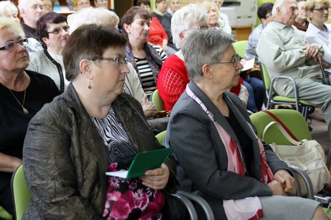 Przyciąga ciekawych ludzi - zdjęcia