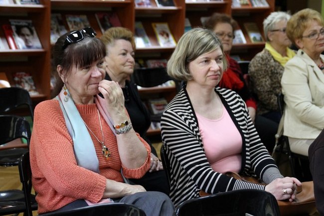 Przyciąga ciekawych ludzi - zdjęcia