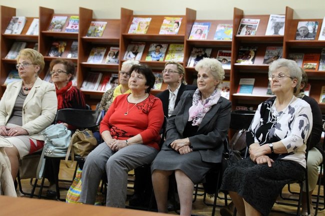 Przyciąga ciekawych ludzi - zdjęcia