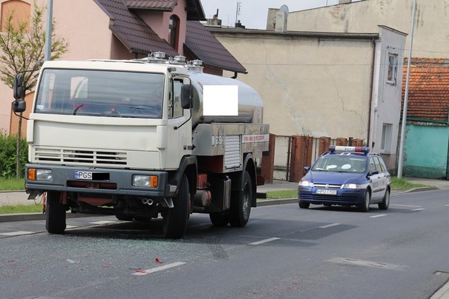 Cysterną w osobówkę - zdjęcia