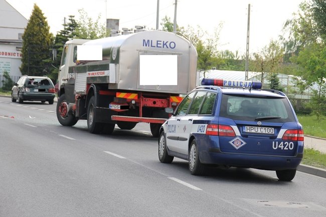 Cysterną w osobówkę - zdjęcia