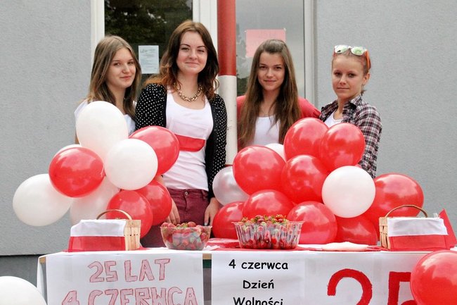 Flagi wolności, truskawki radości - zdjęcia