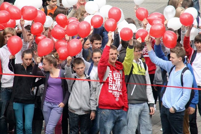 Flagi wolności, truskawki radości - zdjęcia
