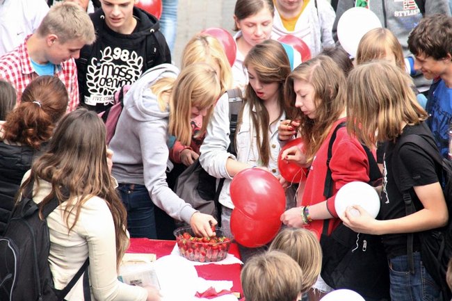 Flagi wolności, truskawki radości - zdjęcia