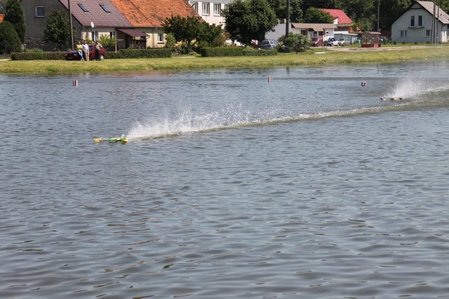 Nawet 100 km/h po stawie - zdjęcia