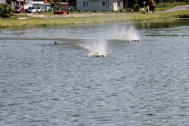 Nawet 100 km/h po stawie - zdjęcia