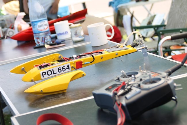 Nawet 100 km/h po stawie - zdjęcia