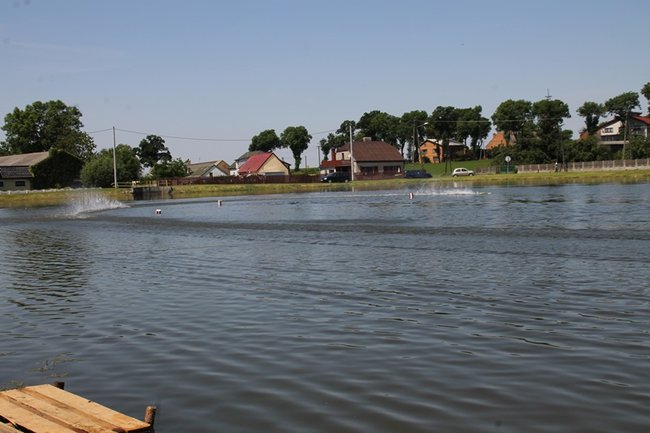Nawet 100 km/h po stawie - zdjęcia