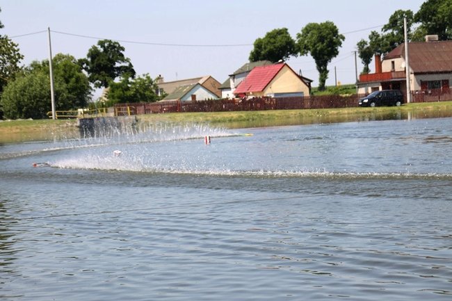 Nawet 100 km/h po stawie - zdjęcia