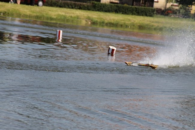 Nawet 100 km/h po stawie - zdjęcia